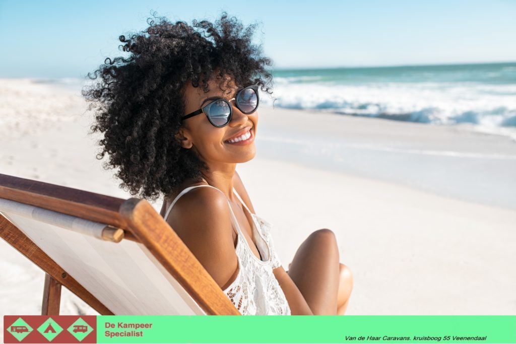 zonnebril op het strand de kampeerspecialist